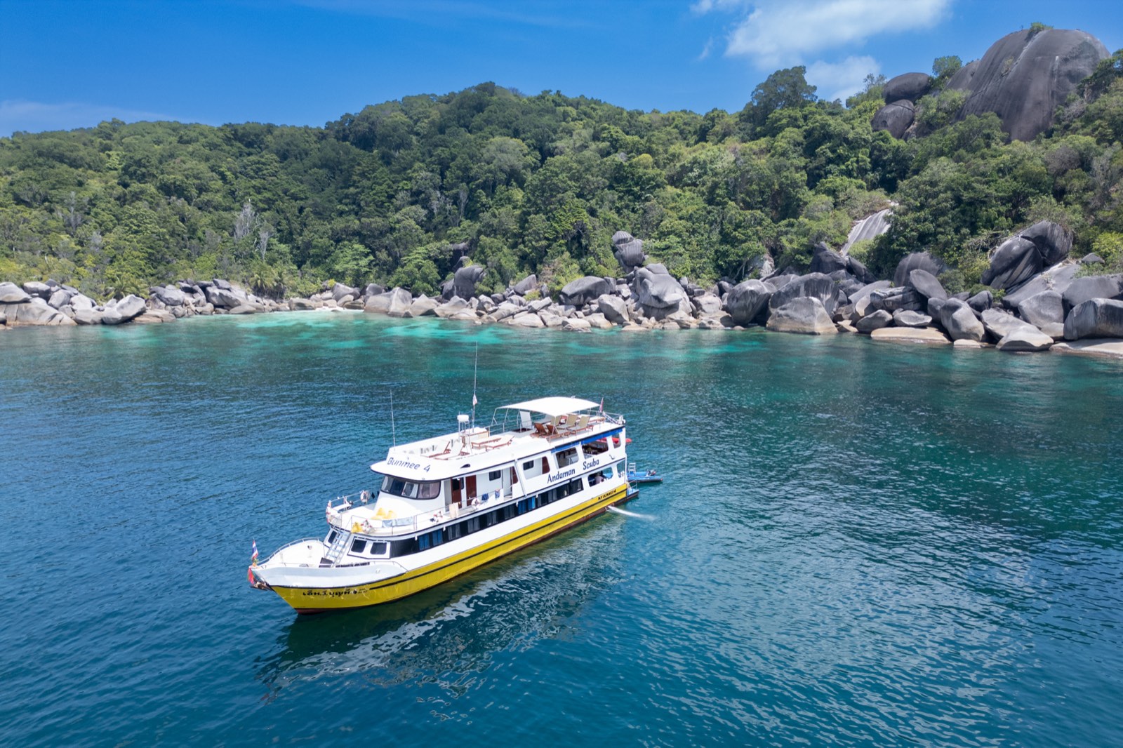 Le Bunmee 4 au mouillage aux îles Similan